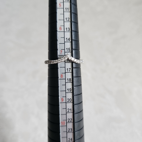 Tiffany & Co Platinum Soleste V ring - Picture 5 of 6